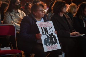 “La ropa está manchada con la sangre de las trabajadoras textiles que dieron su vida cosiendo”
