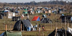 EDITORIAL – El déficit habitacional y la respuesta represiva del estado
