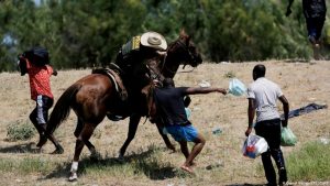 Lee más sobre el artículo Migrantes haitianos azotados en la frontera de EEUU