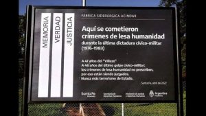 Lee más sobre el artículo La señalización del Albergue de Solteros de Acindar y la costumbre burguesa de reescribir la historia