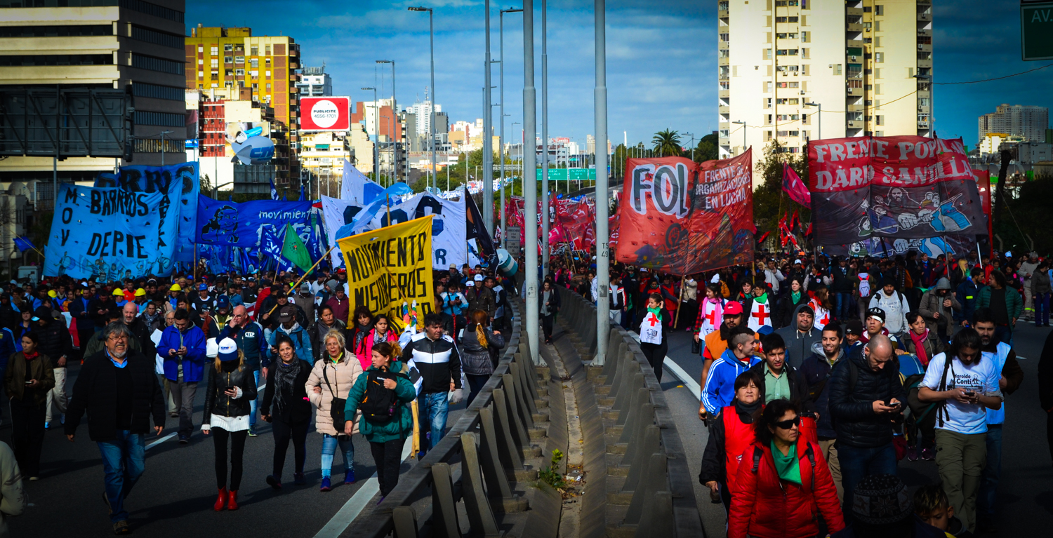 Foto: Marcha Federal unitaria que movimientos sociales oficialistas y opositores realizaron el 1 de junio de 2018. ¿Se volverá a repetir la imagen en medio de la ofensiva judicial y política contra las organizaciones sociales?