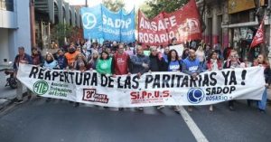 Lee más sobre el artículo La coyuntura por la puja salarial en la docencia santafesina en el marco nacional de resistencia al ajuste del sector